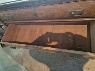 Cómoda antigua de madera tallada