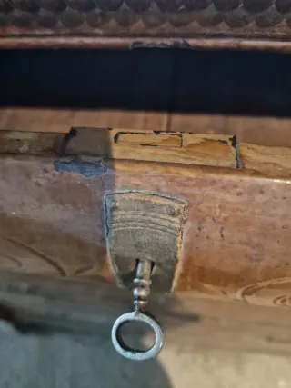 Cómoda antigua de madera tallada