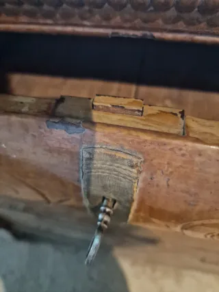 Cómoda antigua de madera tallada