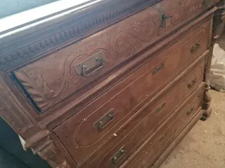 Cómoda antigua de madera tallada