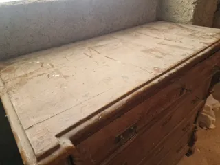 Cómoda antigua de madera tallada