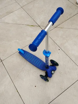 Patinete infantil 3 ruedas azul. Ruedas con luces.