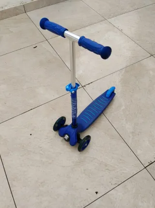 Patinete infantil 3 ruedas azul. Ruedas con luces.