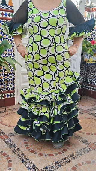 Vendo varios trajes de flamenca en buen estado.