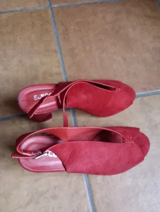 Zapatos de tacón rojos para mujer