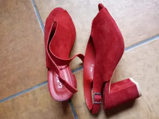 Zapatos de tacón rojos para mujer