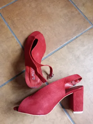 Zapatos de tacón rojos para mujer