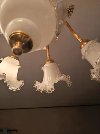 Lampadario in vetro bianco e oro