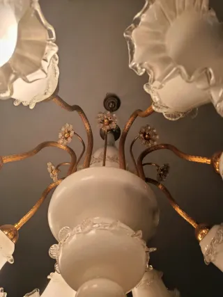Lampadario in vetro bianco e oro