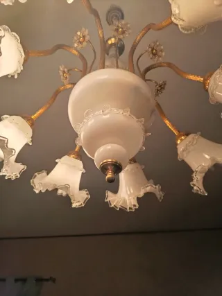 Lampadario in vetro bianco e oro