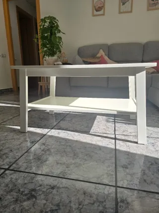 Mesa auxiliar blanca de madera