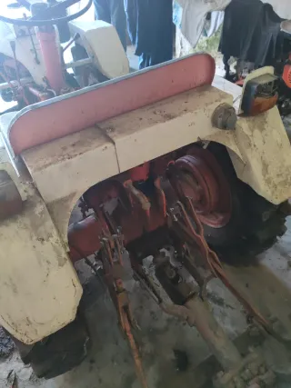 Tractor Pascuali con equipo de labranza