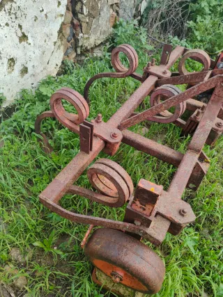 Tractor Pascuali con equipo de labranza