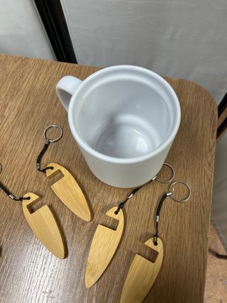 Taza blanca con tapa negra y 4 llaveros