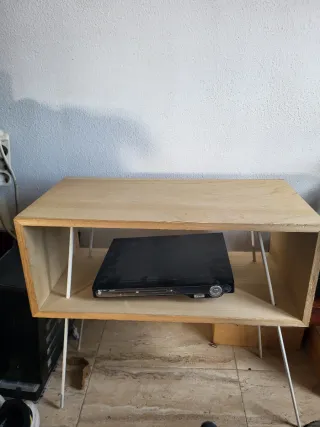 Mesa de madera con patas metálicas