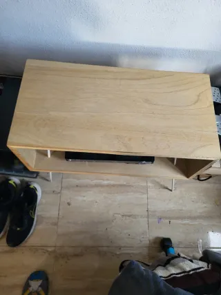 Mesa de madera con patas metálicas