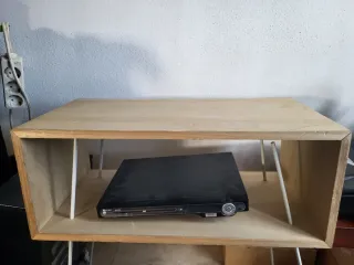 Mesa de madera con patas metálicas