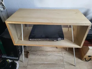 Mesa de madera con patas metálicas