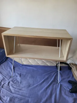 Mesa de madera con patas metálicas