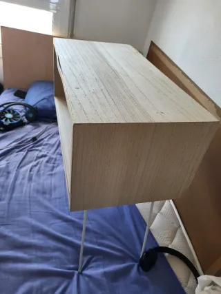 Mesa de madera con patas metálicas
