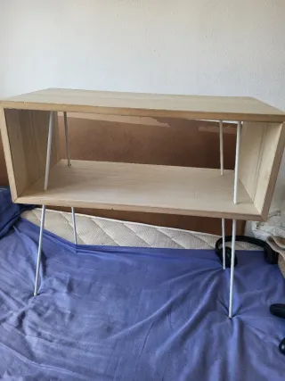 Mesa de madera con patas metálicas