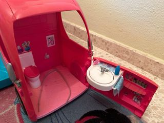 Autocaravana Barbie con accesorios