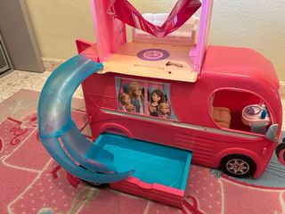 Autocaravana Barbie con accesorios