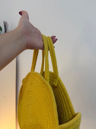 Bolso Capazo Redondo Amarillo Stradivarius
