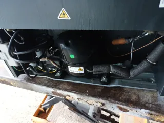 Congelador vertical Hisense bajo encimera