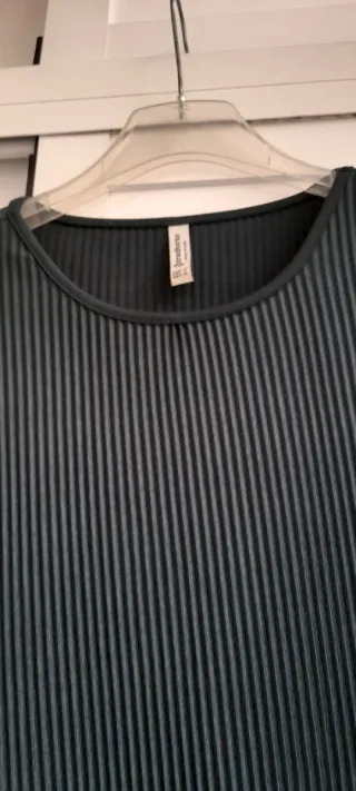 Vestido Stradivarius plisado verde oliva