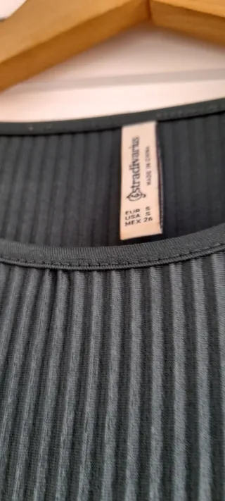 Vestido Stradivarius plisado verde oliva