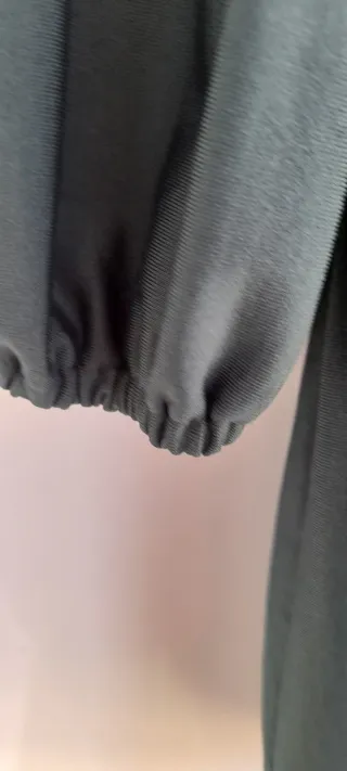 Vestido Stradivarius plisado verde oliva