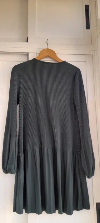 Vestido Stradivarius plisado verde oliva
