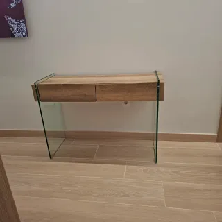 Consola de madera color cambrian y cristal.