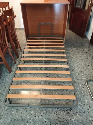 Mueble de madera marrón