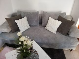 Sofá de tela gris y marrón