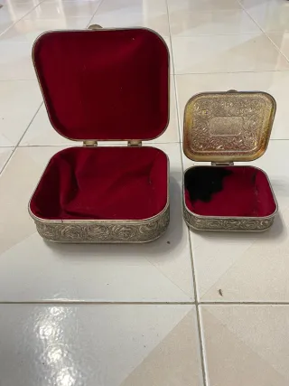 Scatole portagioie in metallo cesellato