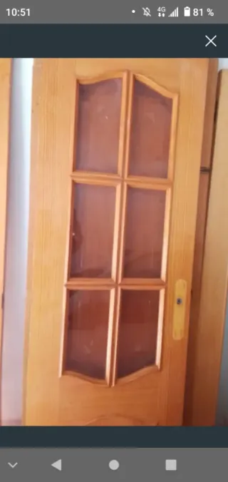 Puerta de madera con cristal