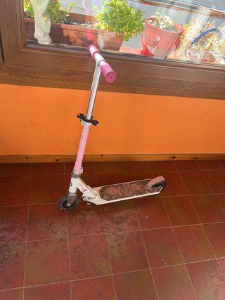 Patinete infantil rosa con ruedas