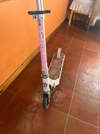 Patinete infantil rosa con ruedas