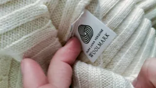 Suéter crema lana cuello alto