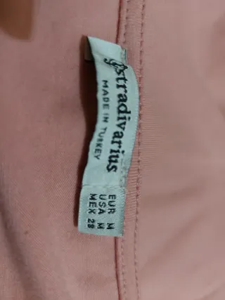 Camiseta Stradivarius rosa manga abullonada