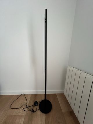 Lámpara de pie Kave Home Negra