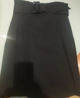 Falda tubo negra con cinturón