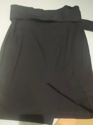 Falda tubo negra con cinturón