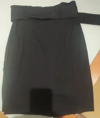 Falda tubo negra con cinturón