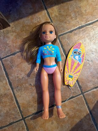 Nancy surfista con tabla