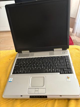 Ordenador portatil vintage Airis cargador. XP offi