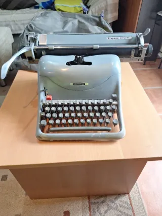 Máquina de escribir Hispano Olivetti Lexicon 80