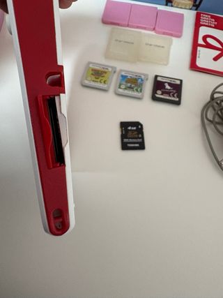 Nintendo 2DS Blanca y Roja con Tomodachi Life